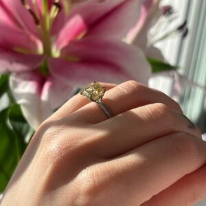 Solitare ring with yellow gemstone 💍